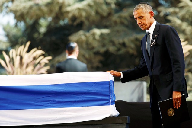 O presidente dos Estados Unidos, Barack Obama, toca caixão coberto pela bandeira de Israel, durante funeral do ex-presidente Shimon Peres - 30/09/2016