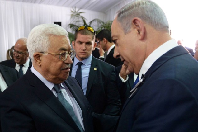 O primeiro-ministro israelense, Benjamin Netanyahu (dir), cumprimenta o presidente da Palestina Mahmoud Abbas (esq), durante o funeral de Shimon Peres em Jerusalém - 30/09/2016