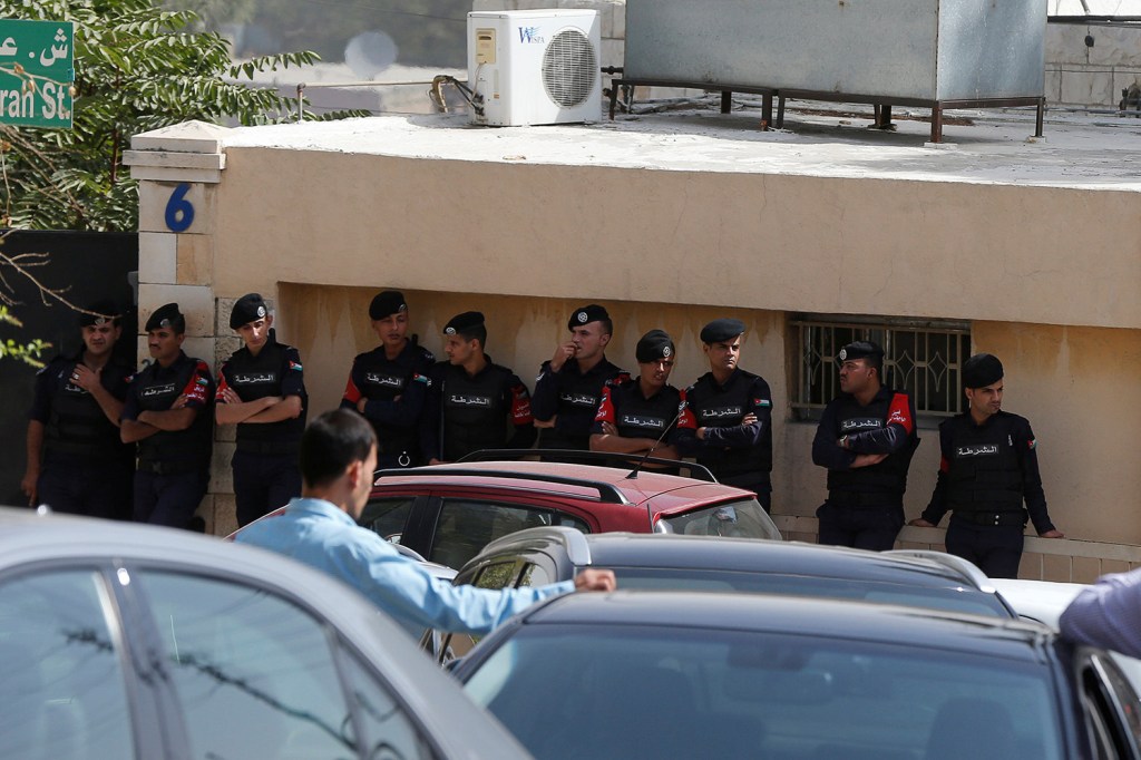 Policiais montam guarda em frente ao hospital para onde foi encaminhado o escritor Nahed Hattar, morto a tiros