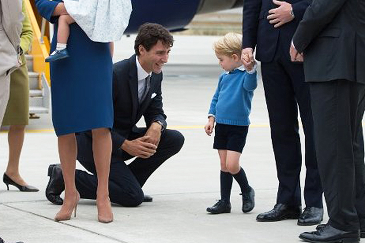 O primeiro-ministro canadense Justin Trudeau tenta cumprimentar Príncipe George