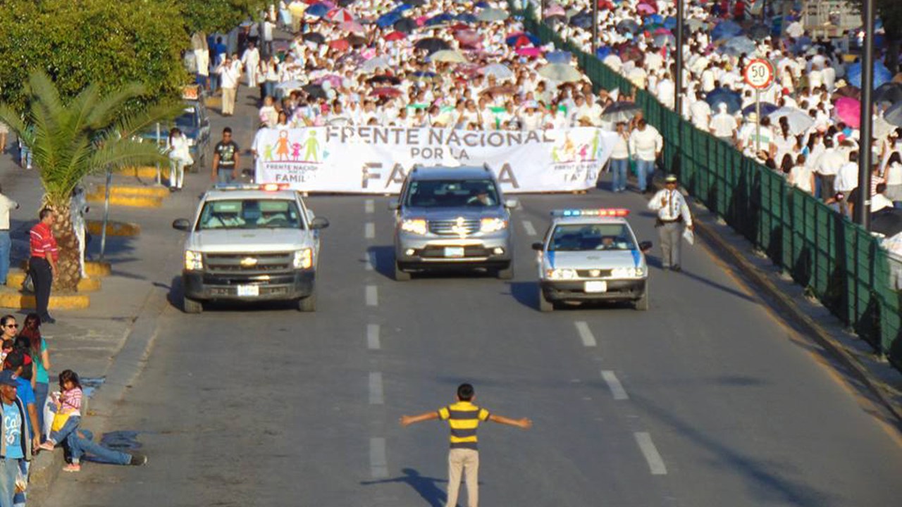 Garoto tenta 'deter' manifestação homofóbica da Frente Nacional pela Família no México