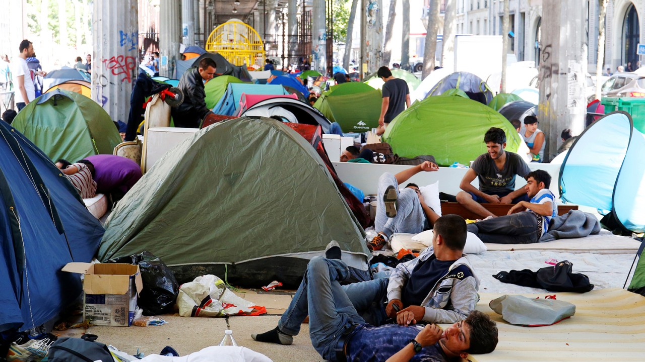 Refugiados montam acampamento improvisado próximo à estação de metrô Jaures, em Paris, na França - 19/07/2016