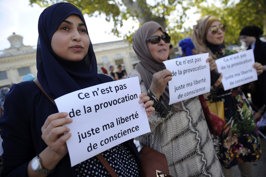 Mulheres muçulmanas seguram cartazes em protesto realizado em Avignon, na França - 03/09/2016
