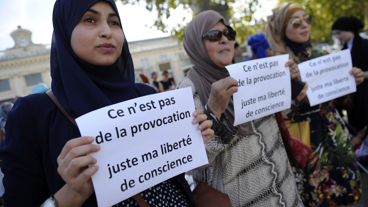 Mulheres muçulmanas seguram cartazes em protesto realizado em Avignon, na França - 03/09/2016