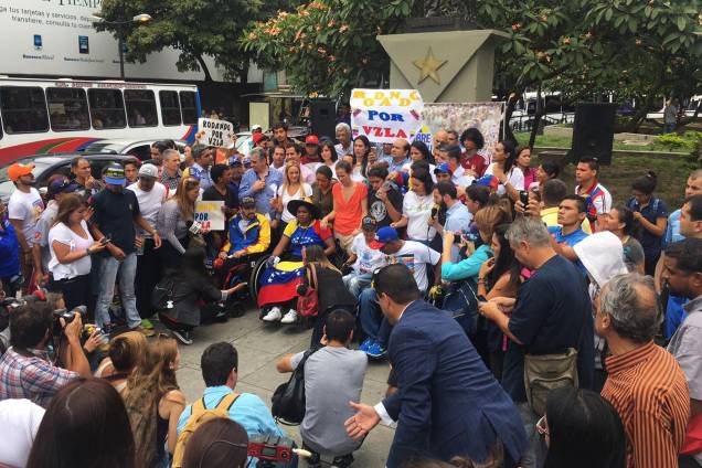 Manifestantes de oposição pedem a saída do presidente venezuelano de Nicolás Maduro, em Caracas