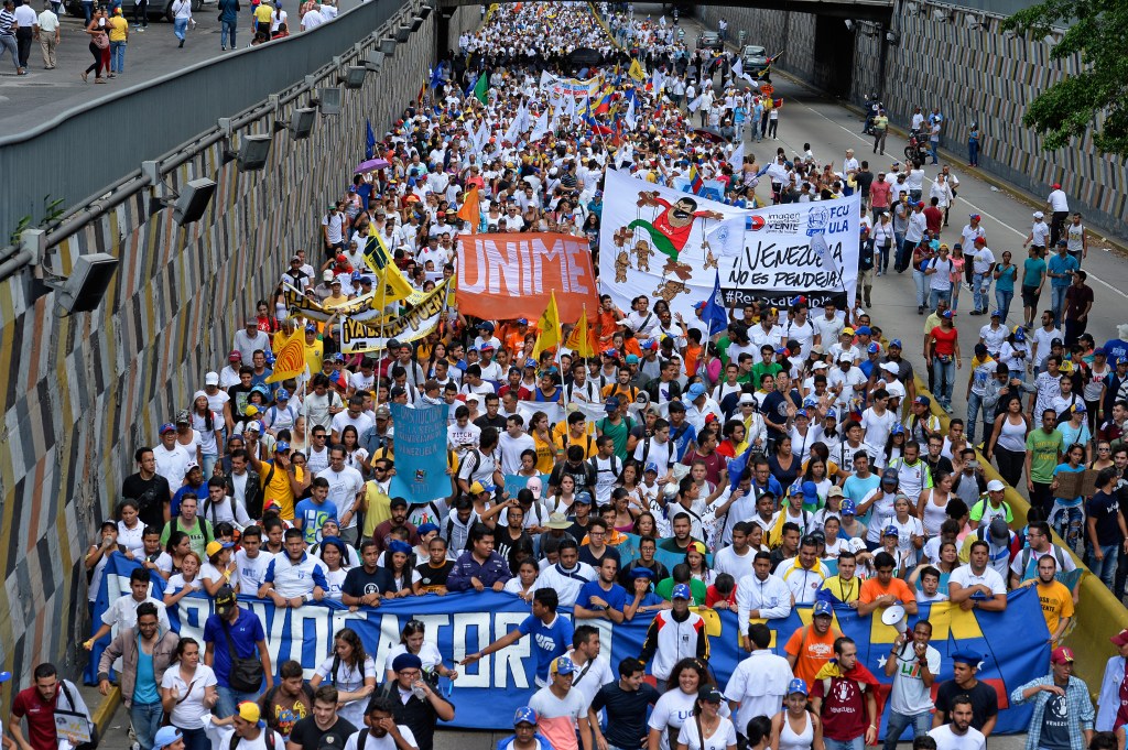 Ativistas participam de marcha contra Nicolás Maduro, em Caracas, Venezuela