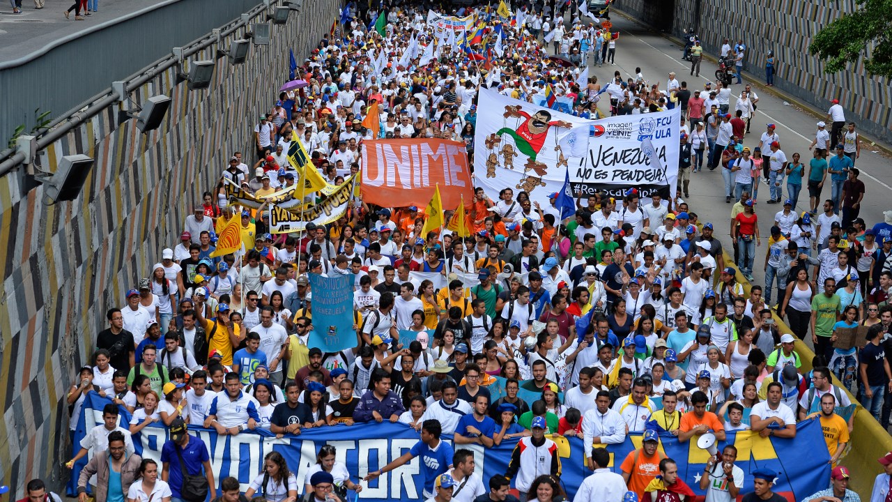 Ativistas participam de marcha contra Nicolás Maduro, em Caracas, Venezuela