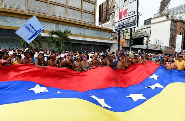 Indígenas venezuelanos participam da marcha contra o Presidente Nicolás Maduro, em Caracas, Venezuela - 01/09/2016