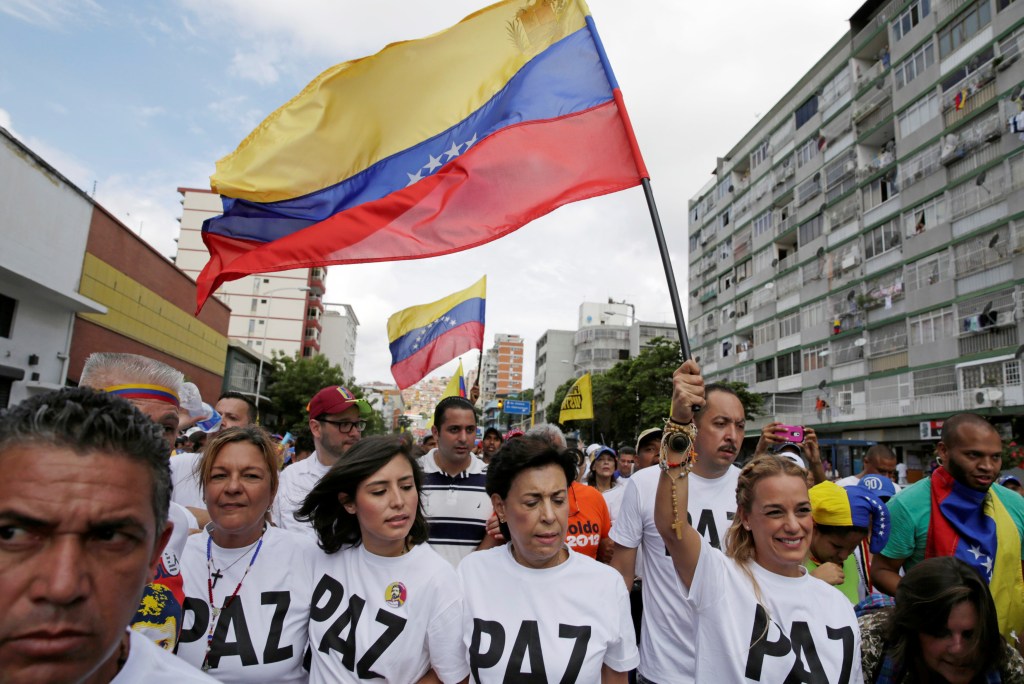 População reivindica referendo para saída de Nicolás Maduro do poder, em Caracas, na Venezuela