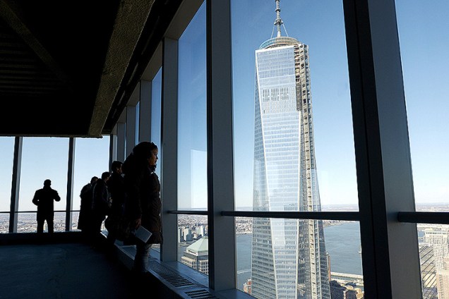 Público observa a Torre 4 do novo World Trade Center, na Ilha de Manhattan, em Nova York - 13/11/2013