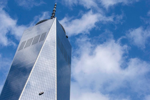 Limpadores de janelas executam serviço na Torre 1 do novo World Trade Center, na Ilha de Manhattan, em Nova York - 12/11/2014