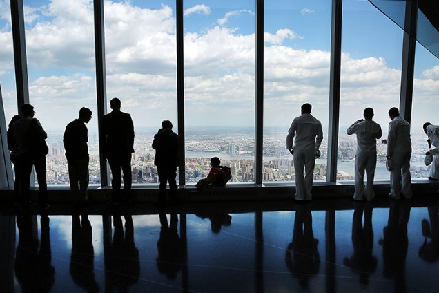 Público observa a Ilha de Manhattan, no Observatório da Torre 1 do novo World Trade Center, em Nova York - 22/05/2015