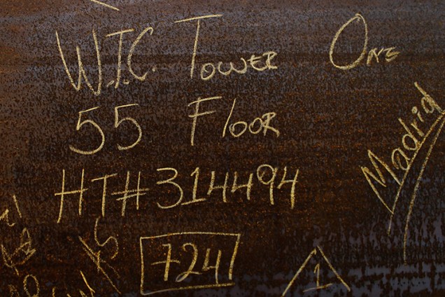 Palavras são escritas em uma chapa de aço do 55o andar do novo World Trade Center, em Nova York - 09/03/2011