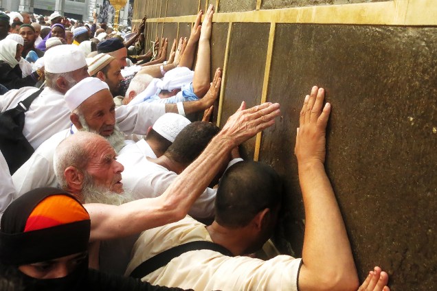 Fiéis muçulmanos rezam na Kaaba, pedra sagrada localizada na cidade de Meca, durante a peregrinação anual da religião