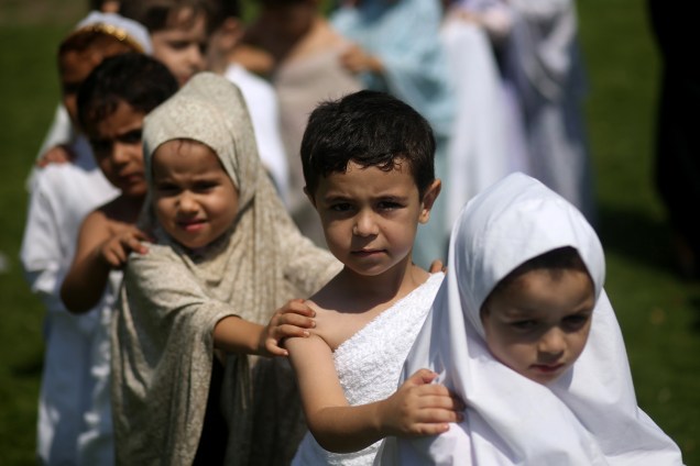 Crianças palestinas caracterizadas participam de performance que remete ao Hajj, peregrinação anual da religião muçulmana à pedra Kaaba, em Meca