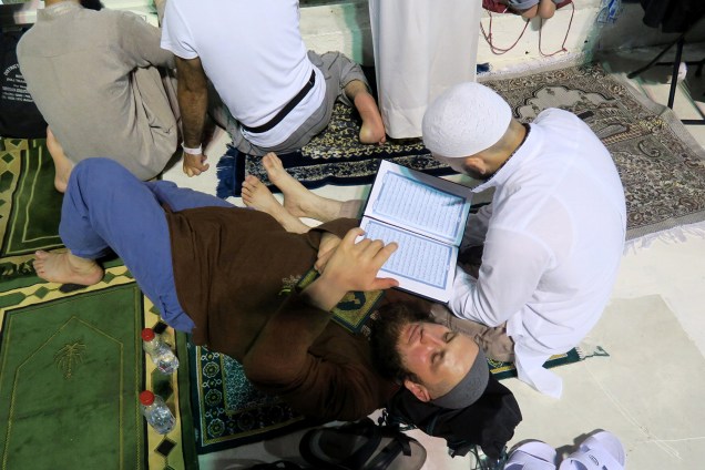 Muçulmanos lêem o Corão, livro sagrado da religião, próximos à pedra Kaaba, que atrai milhares de devotos anualmente para peregrinação do Hajj