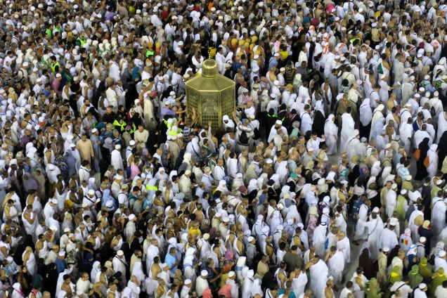 Muçulmanos participam da peregrinação anual à pedra Kaaba, em Meca, como parte de um ritual da religião