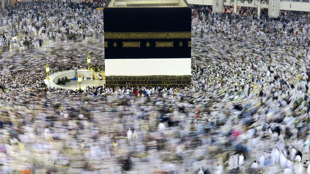 Muçulmanos caminham em volta da pedra Kaaba, em Meca, como parte de um ritual anual contemplado pelo islamismo