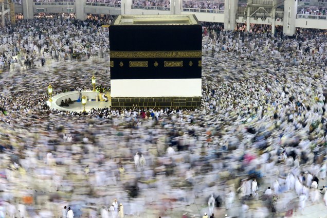 Muçulmanos caminham em volta da pedra Kaaba, em Meca, como parte de um ritual anual contemplado pelo islamismo