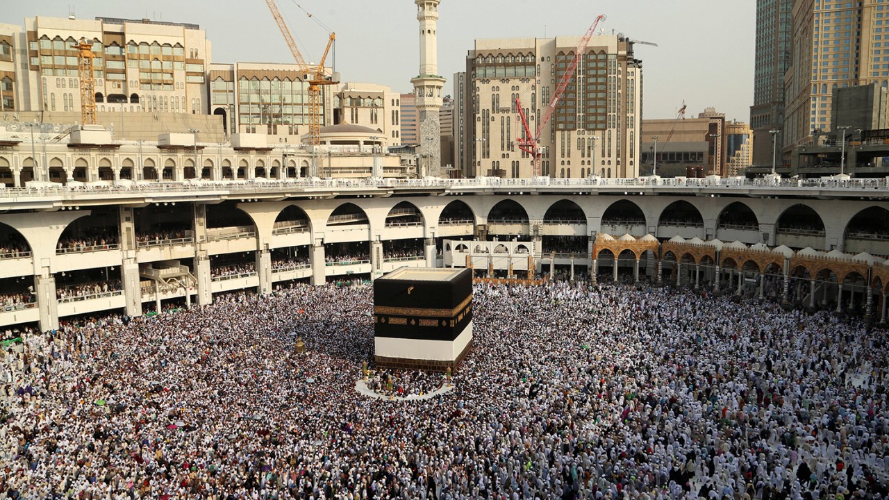 Muçulmanos circundam a pedra Kaaba, em Meca, durante peregrinação anual da religião