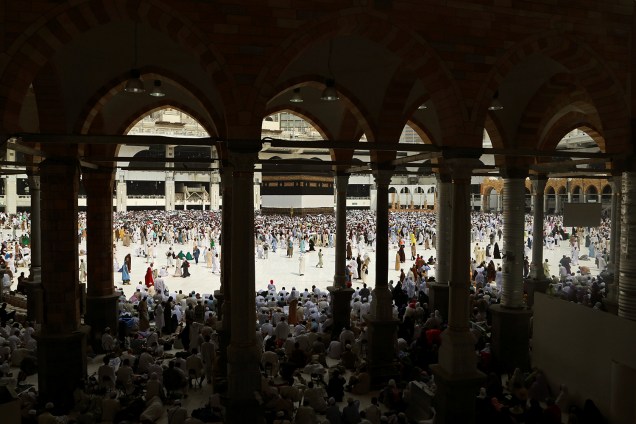 Muçulmanos circundam a pedra Kaaba, em Meca, durante peregrinação anual da religião
