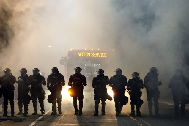 Policiais bloqueiam estrada durante protestos realizados em Charlotte, no estado americano da Carolina do Norte