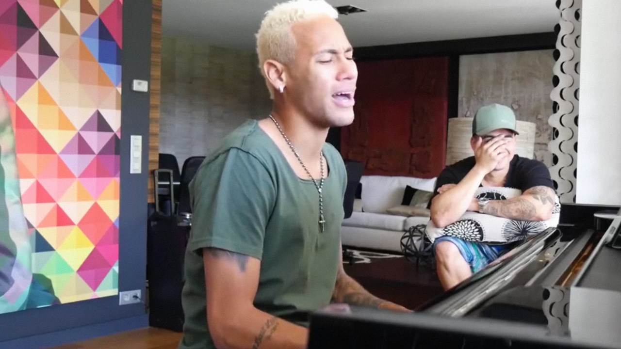 Neymar grava música em homenagem aos 'parças'