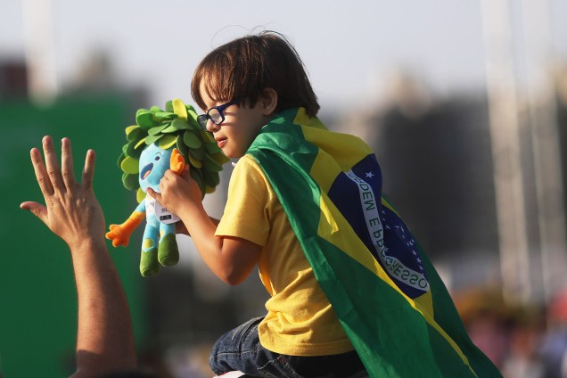 Criança brinca com o boneco Tom, mascote das Paralimpíadas do Rio 2016, no Parque Olímpico, no Rio de Janeiro (RJ)