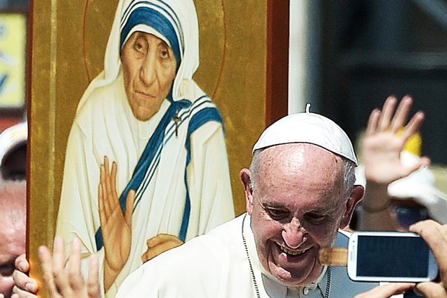 Papa Francisco cumprimenta fieis na cerimônia de canonização da Madre Teresa de Calcutá - 04/09/2016