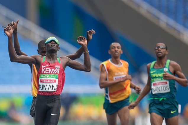 O queniano Kimani vence a prova dos 500m T11