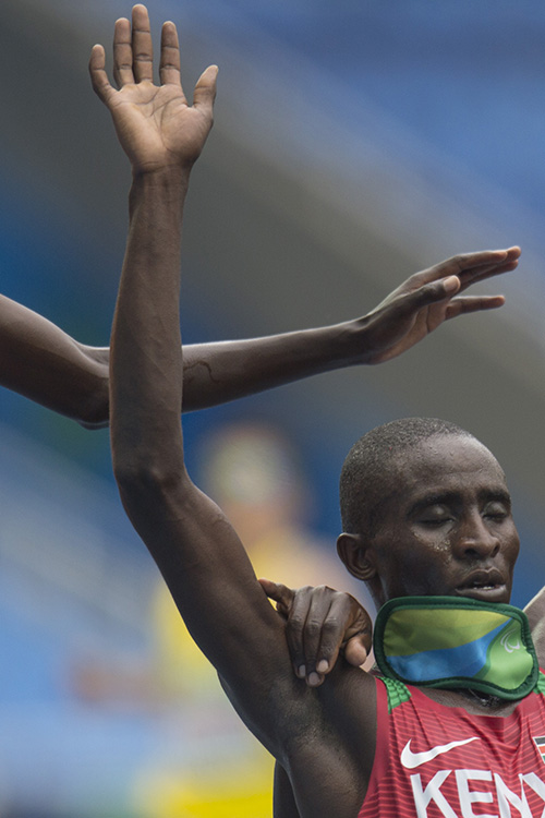 O queniano Kimani durante a prova dos 500m