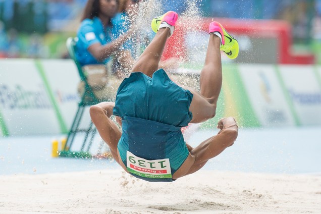 O brasileiro Ricardo Oliveira durante a prova de salto em distância