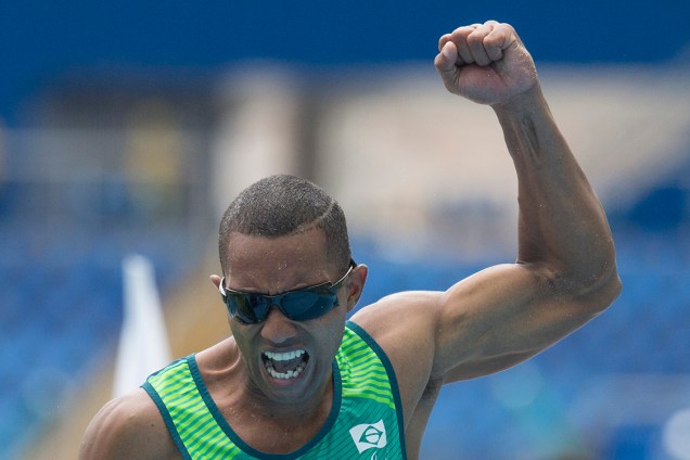 O brasileiro Ricardo Oliveira conquista o ouro na prova de salto em distância