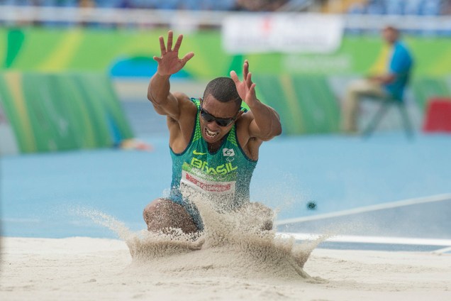 O brasileiro Ricardo Oliveira durante a prova de salto em distância