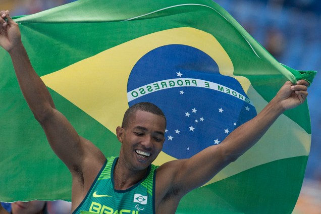 O brasileiro Ricardo Oliveira conquista o ouro na prova de salto em distância