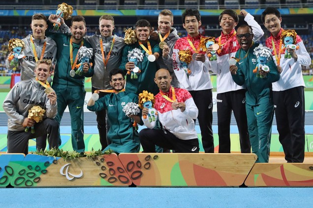 Equipes da Alemanha, Brasil e Japão comemoram no pódio no revezamento 4x100 T-42-47 (deficiência nos membros), nas Paralimpíadas Rio 2016