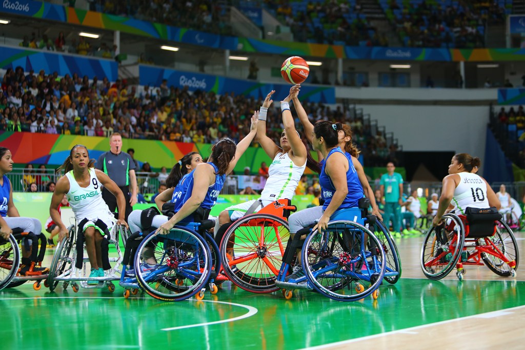 Brasil e Argentina disputam partida no basquete em cadeira de rodas, no primeiro dia de Jogos Paralímpicos Rio 2016