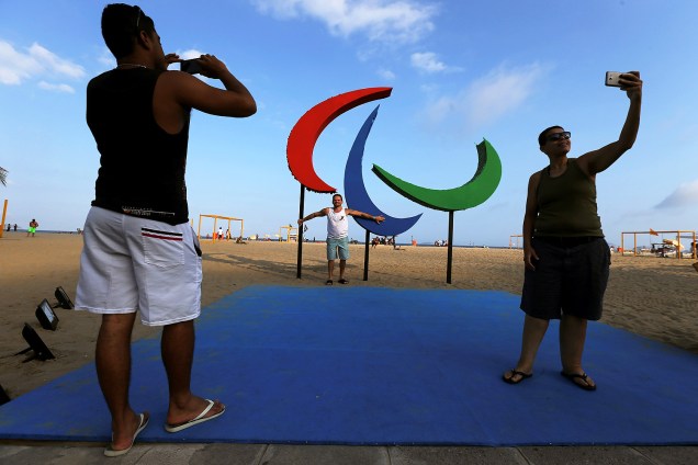 Escultura dos Agitos, símbolo dos Jogos Paralímpicos, é inaugurada na praia de Copacabana, na zona sul do Rio - 02/09/2016