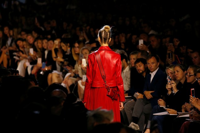 Modelo desfila com coleção primavera-verão da estilista italiana Maria Grazia Chiuru, na Fashion Week de Paris, na França