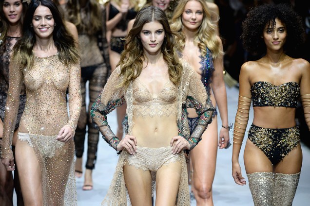 Modelos desfilam pela Etam durante a semana de moda de Paris