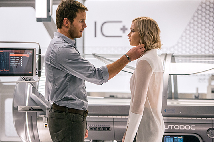 Chris Pratt e Jennifer Lawrence em cena do filme 'Passageiros'