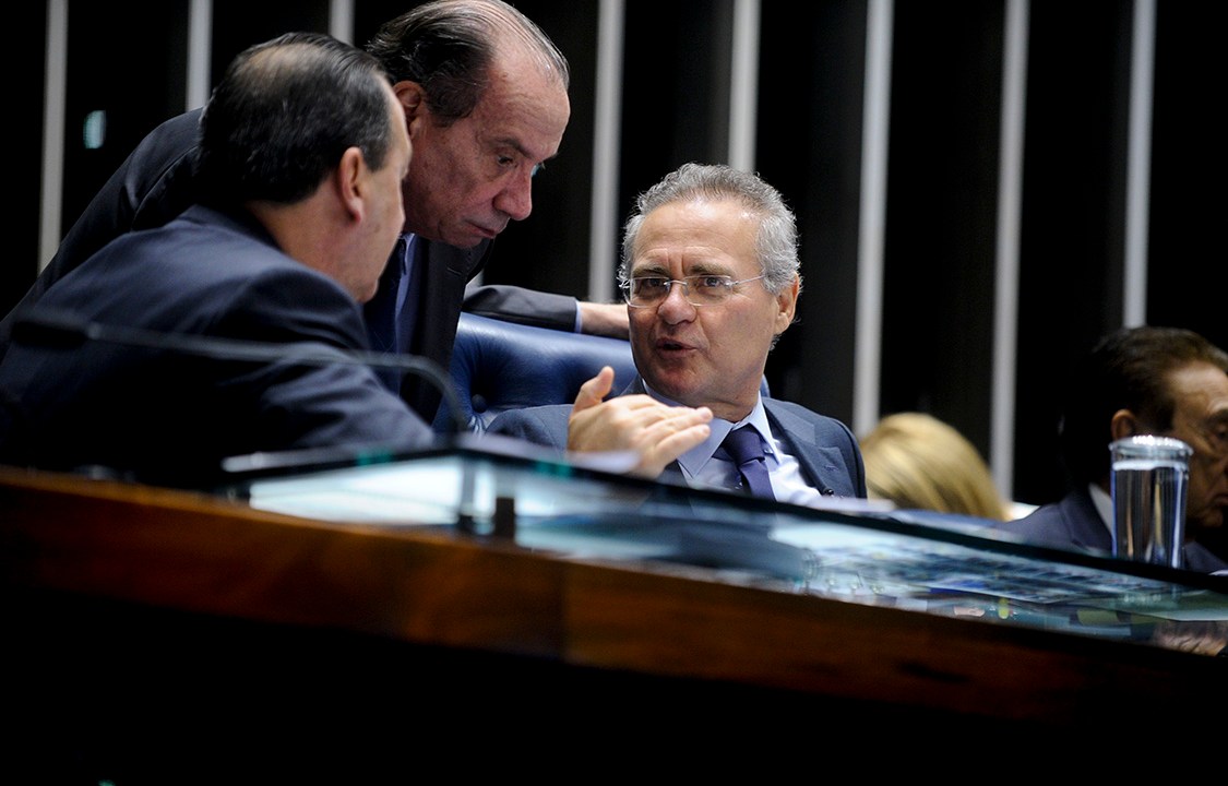 O presidente do Senado, Renan Calheiros (PMDB-AL) conversa com o senador Aloysio Nunes Ferreira (PSDB-SP), na sessão que aprovou MP do interesse do governo Temer