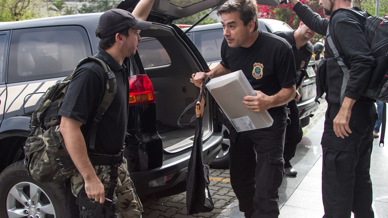 Malotes chegam à sede da Polícia Federal, em São Paulo, após condução coercitiva do ex-presidente da construtora OAS, Léo Pinheiro, como parte das ações previstas para a Operação Greenfield