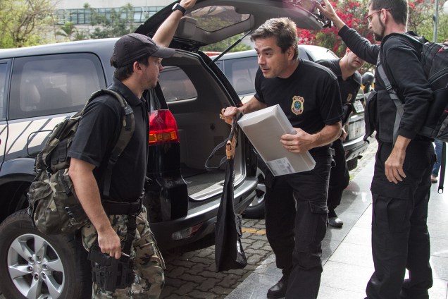 Malotes chegam à sede da Polícia Federal, em São Paulo, após condução coercitiva do ex-presidente da construtora OAS, Léo Pinheiro, como parte das ações previstas para a Operação Greenfield - 05/09/2016