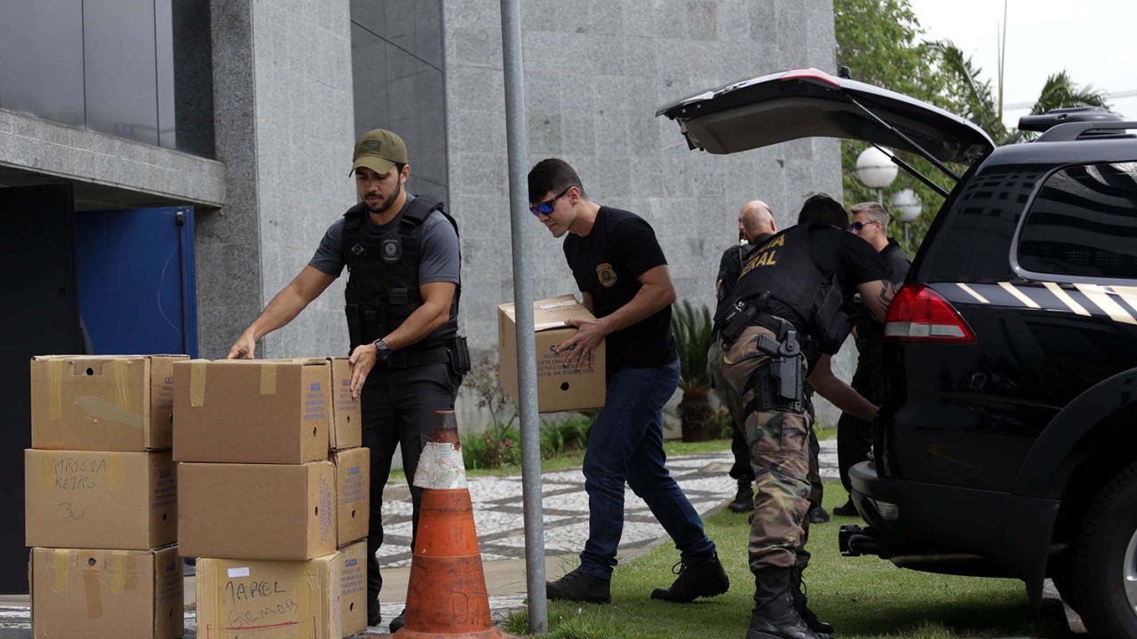 Policiais chegam à sede da Polícia Federal, em São Paulo, com material apreendido durante a Operação Greenfield