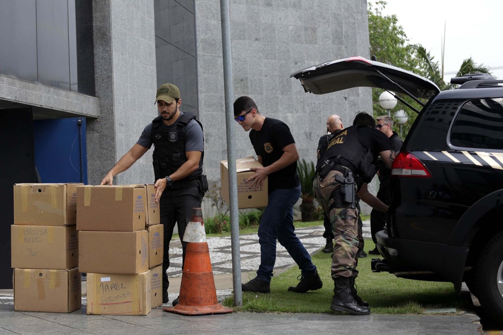 Policiais chegam à sede da Polícia Federal, em São Paulo, com material apreendido durante a Operação Greenfield