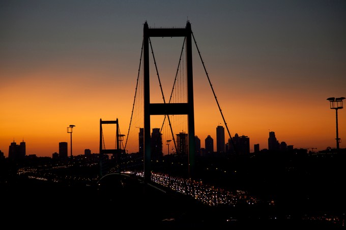 Pôr-do-sol na Ponte do Bósforo, em Istambul
