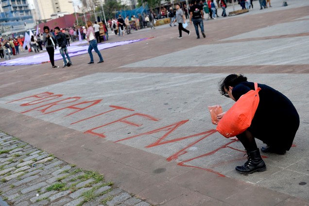 Manifestante escreve 'Fora Temer' no chão, durante protesto no Largo da Batata, em São Paulo