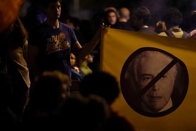 Manifestantes protestam contra o presidente Michel Temer no Largo da Batata, em São Paulo