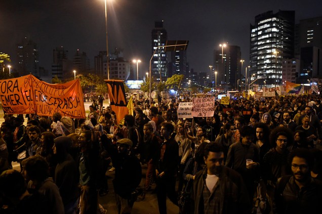 Manifestantes protestam contra o presidente Michel Temer no Largo da Batata, em São Paulo